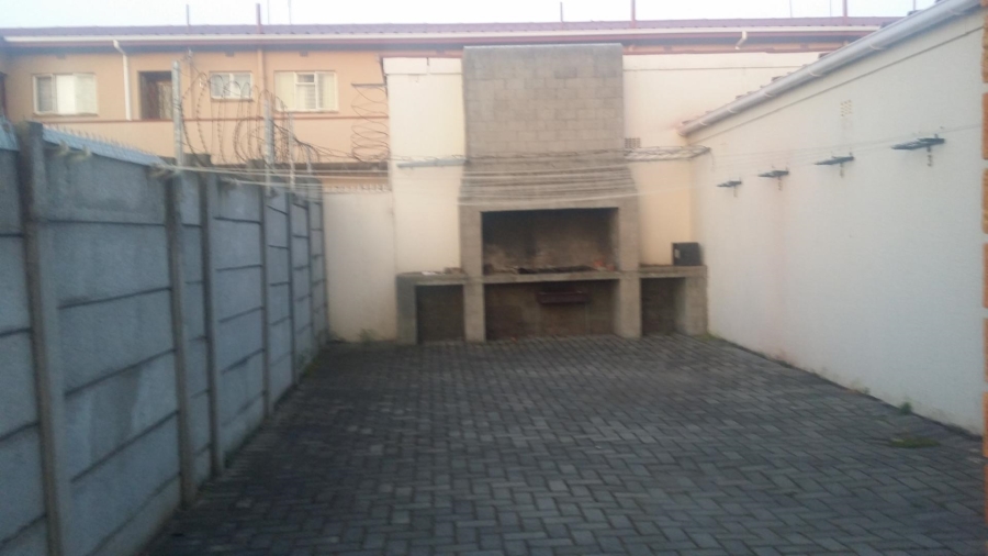 To Let 2 Bedroom Property for Rent in De Kuilen Western Cape